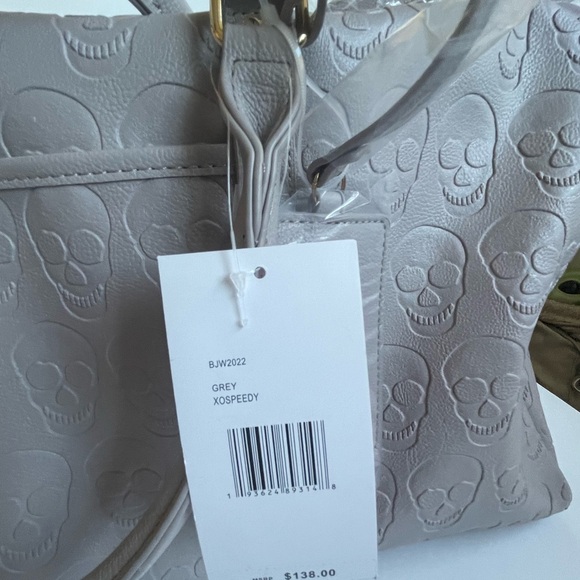 NEW Betsey Johnson SKULLS Weekender Dufflel - Halloween Gray Large Bag w tag - Picture 7 of 11